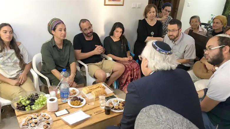 "באו לפה אנשים מכל העולם". דיוויד פרידמן, שגריר ארה"ב בישראל, עם המשפחה האבלה