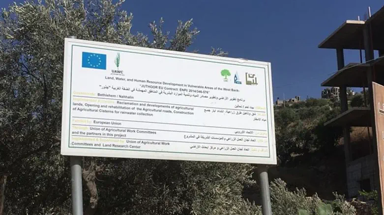 השלט המציין את תפקידו של האיחוד בפרויקט