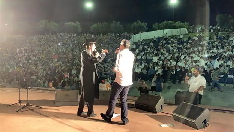 הודיע שלא יופיע בפני קהל מעורב. הזמר מוטי שטיינמץ בהופעה בעפולה