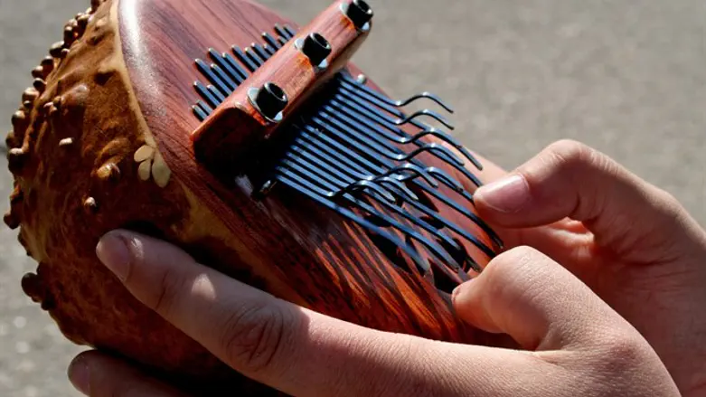 לא ברור אם זה גיטרה, פסנתר או בכלל סמארטפון