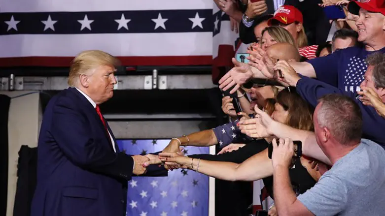 דונלד טראמפ עם תומכים