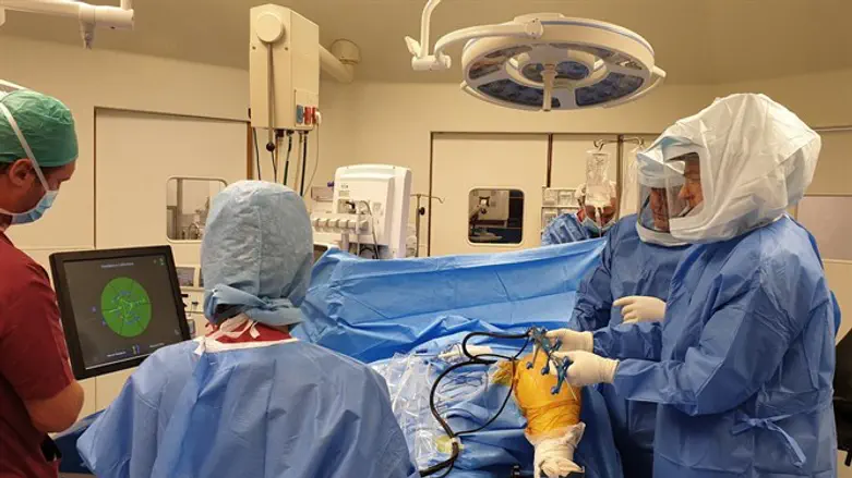 ד''ר ברקוביץ בחדר ניתוח 