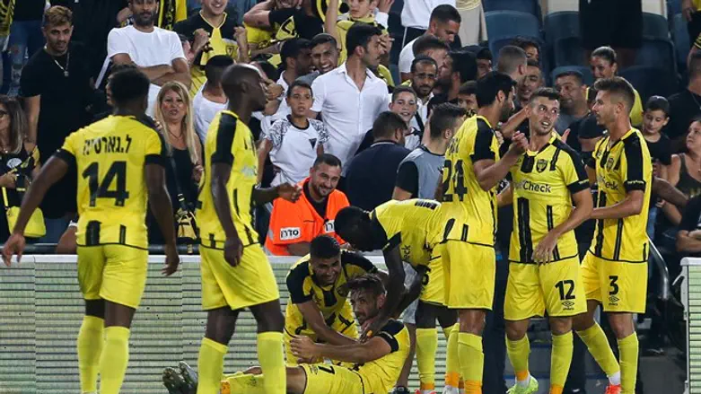 שחקני בית"ר חוגגים