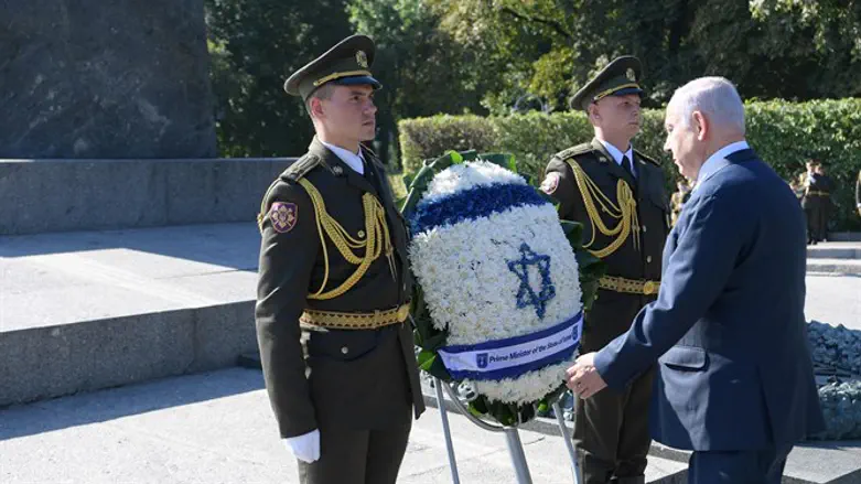 Биньямин Нетаньяху возлагает цветы, Киев