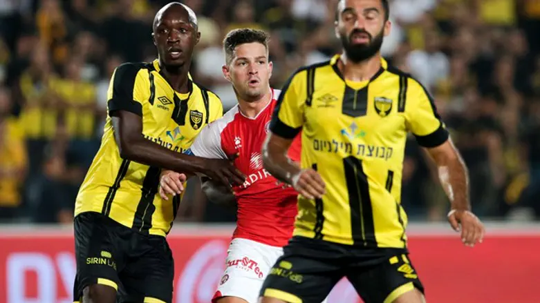 אוחנה אמש מול באר שבע רגע לפני הפציעה