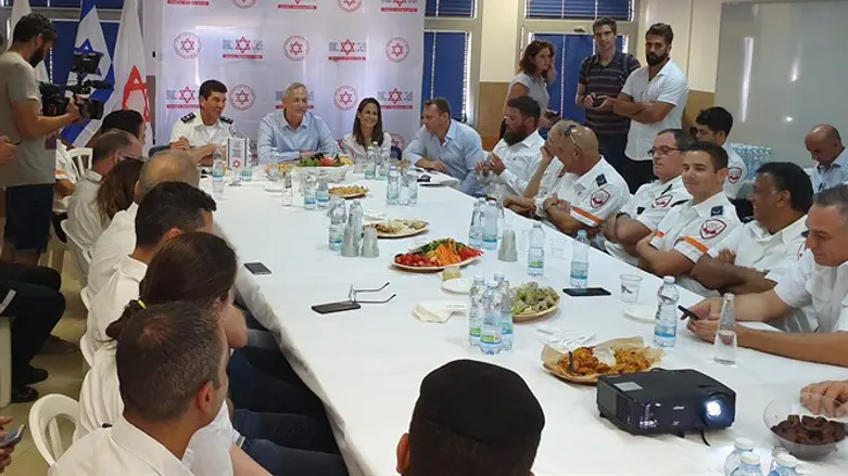 אנשי ''כחול לבן'' במד"א