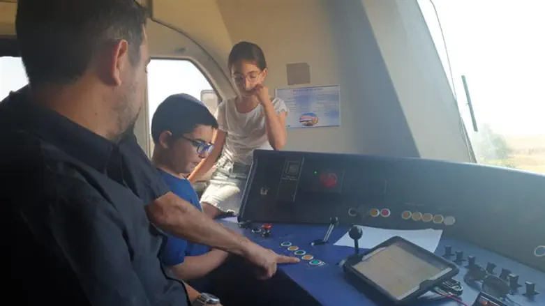 הלל ואלרועי בקטר