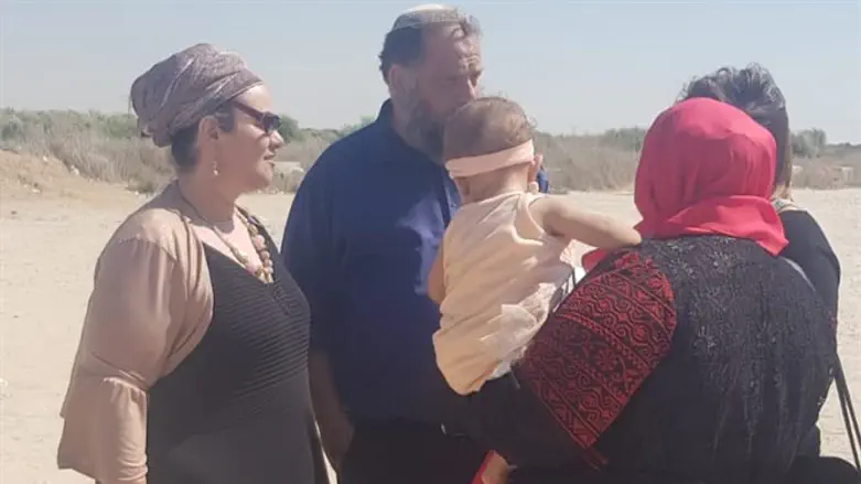 בנצי וענת גופשטיין במהלך פעילות מול משפחה שהצילו