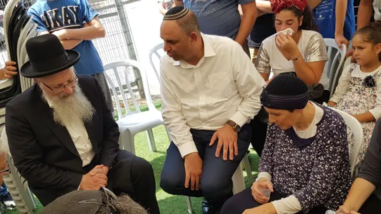 Rabbi Eliyahu pays condolences to Shnerb family