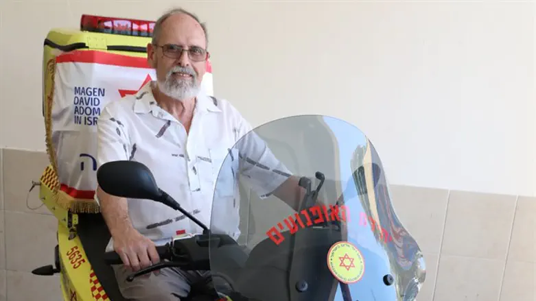 מלצר על האופנוע