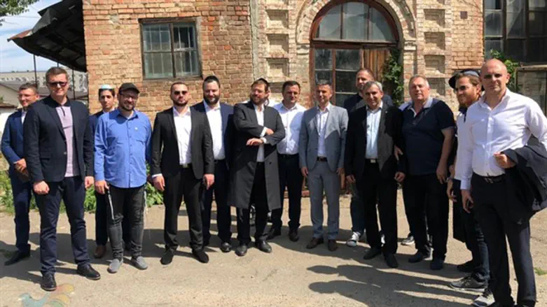 אישי הציבור בסיור באומן