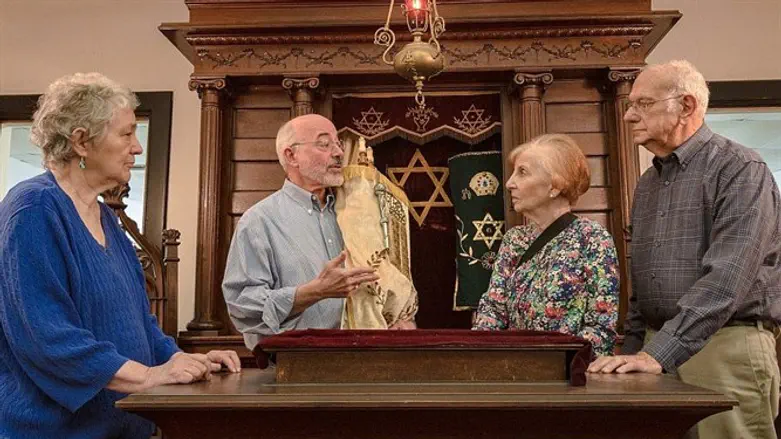 ארבעת חברי הקהילה ליד ארון הקודש בבית הכנסת