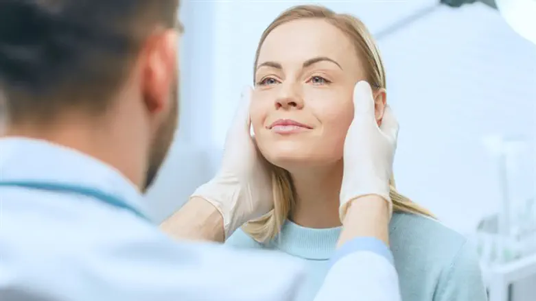 מתיחת עור הפנים. אילוסטרציה