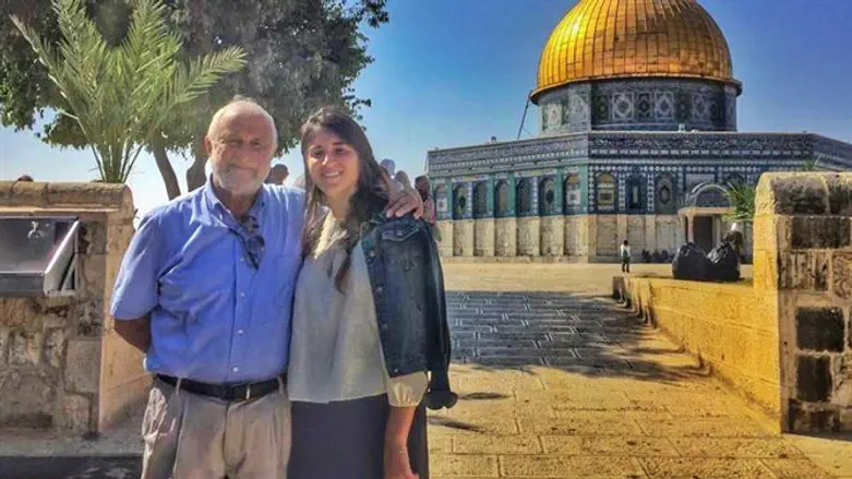 עליזה פולד בהר הבית עם סבה, יונה פולד