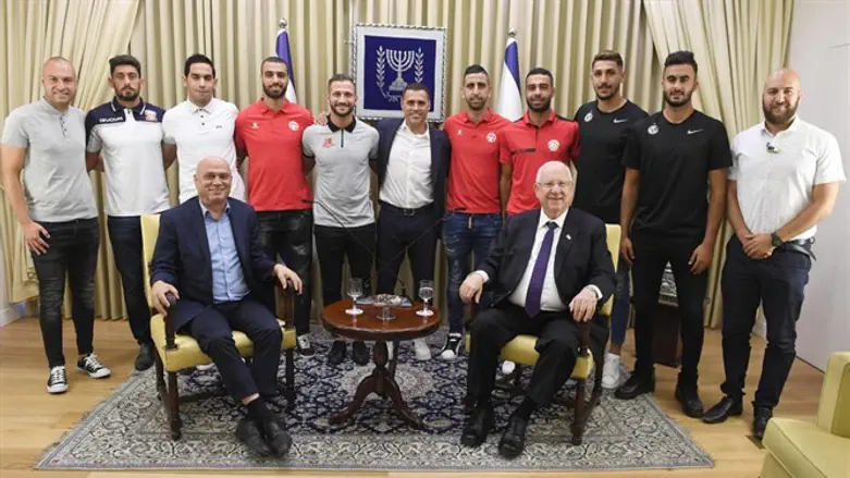 הנשיא עם ח"כ פריג' והשחקנים