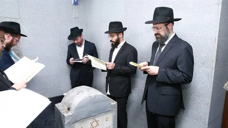 החסידים מתפללים בציון אביו של הרבי
