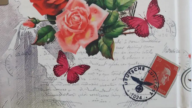 ציור בול הנושא דמותו של היטלר יחד עם חותמת הדואר של גרמניה הנאצית