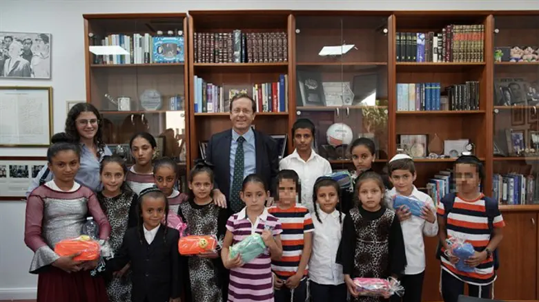 Isaac Herzog meets with new olim children set to join Israeli school system.