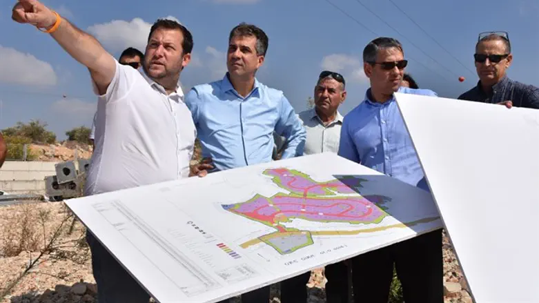 Economy Minister Eli Cohen with Samaria Regional Council head Yossi Dagan