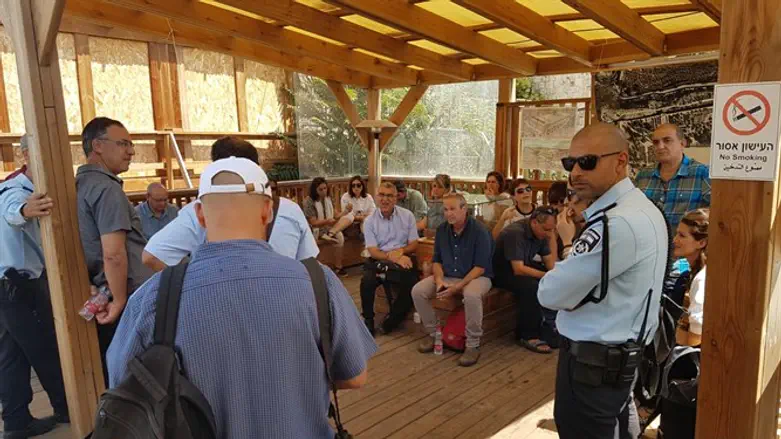 בכירי הפרקליטות בכניסה להר הבית