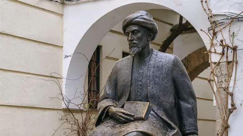 פסל הרמב"ם, קורדובה