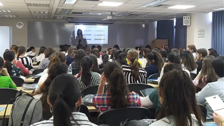 סטודנטיות בקמפוס טל