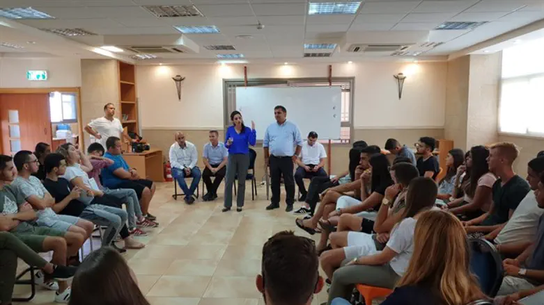 שקד וסופר עם תלמידי המכינה