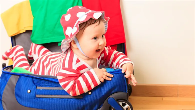 תינוקת במזוודה