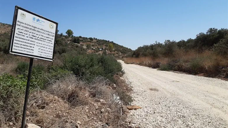 השלט שמעיד על תמיכת האו"ם בעבודות