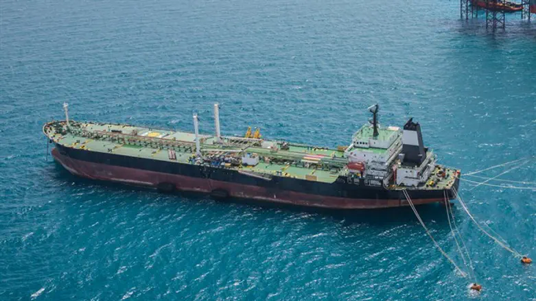 Нефтяной танкер. Иллюстрация