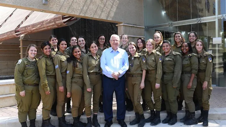 ריבלין עם התצפיתניות