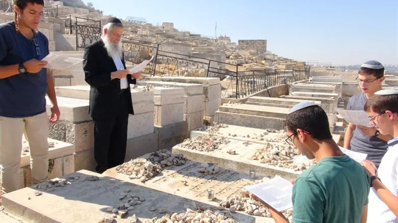 Rav Melamed at Rabbi Kook's graave