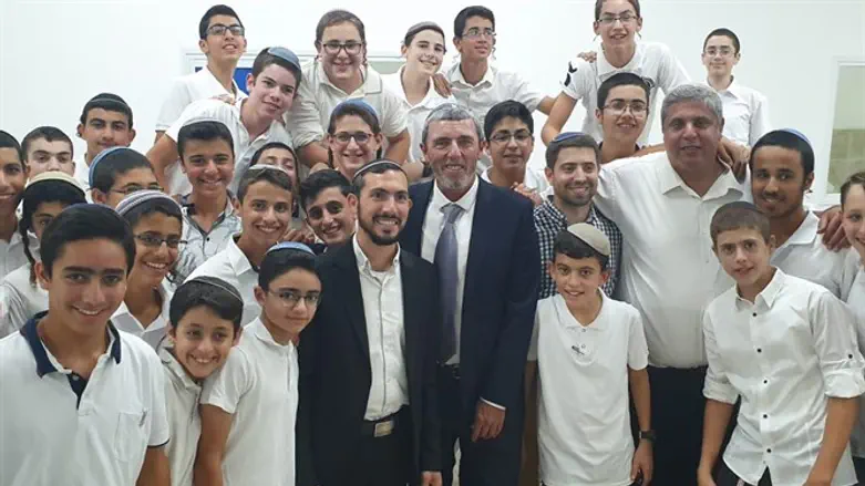 הרב פרץ עם התלמידים