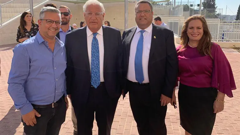 חגית משה, משה לאון, דוויד פרידמן, ומנהל בית הספר "אל וואדי"