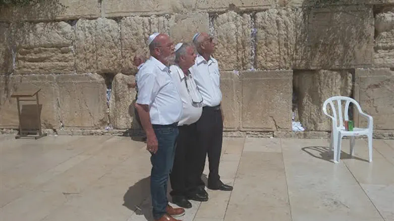 השלושה בכותל