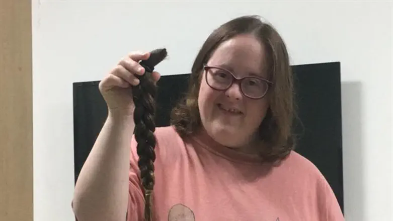 תקווה עם צמה שתרמה