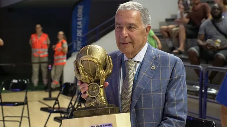 שמעון מזרחי עם התואר הראשון