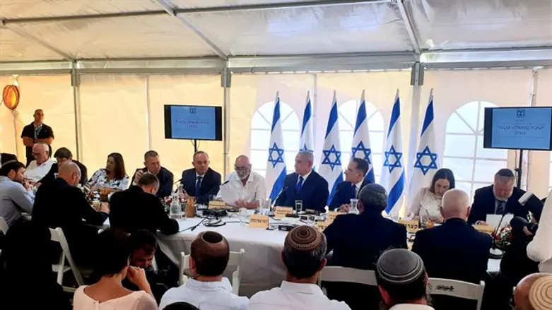 ישיבת הממשלה באנדרטת הבקעה