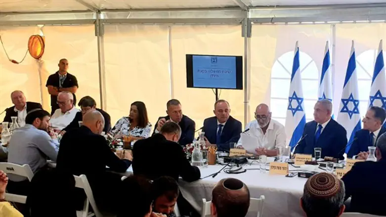 ישיבת ממשלה בבקעה