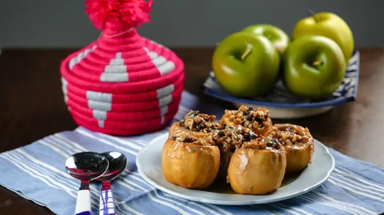 תפוח במילוי שקדים ואגוזים