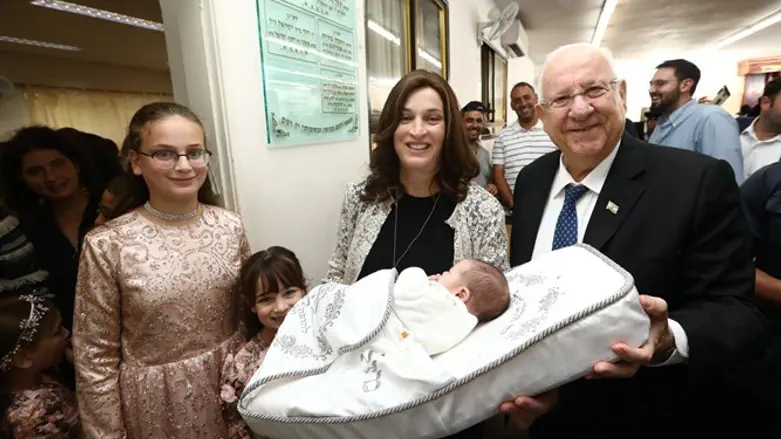Rivlin with Ravitz and newborn baby