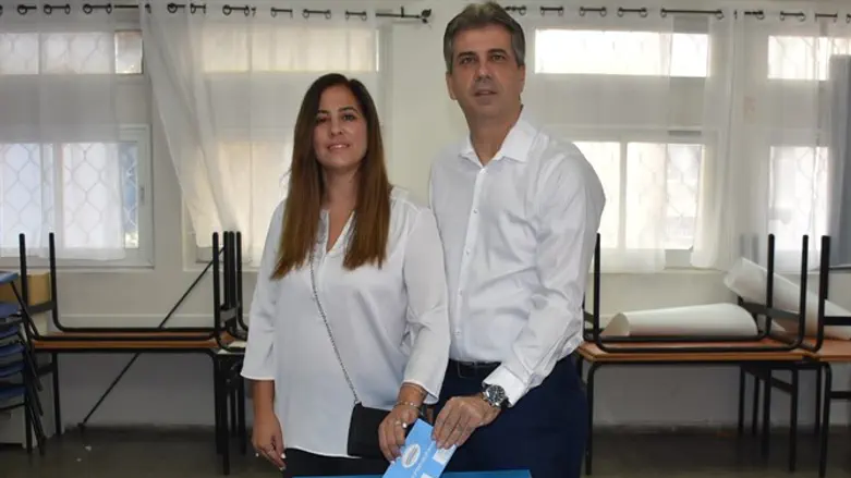השר אלי כהן ורעייתו מצביעים