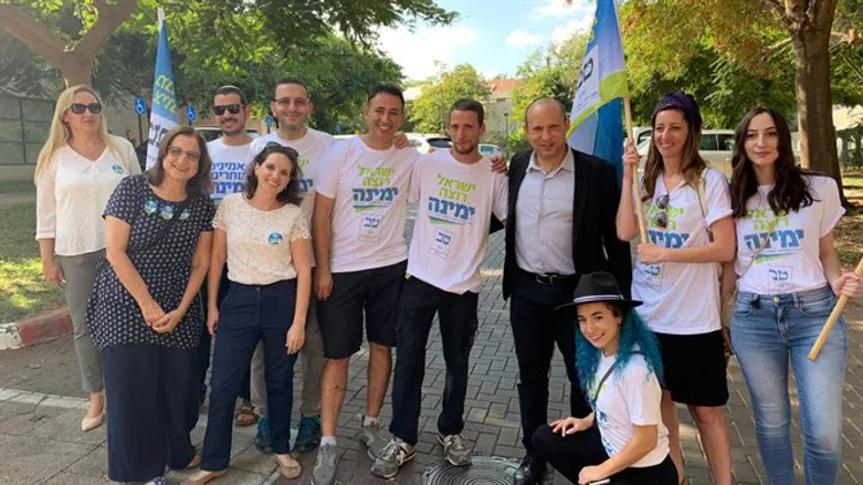 בנט עם פעילים ליד הקלפי