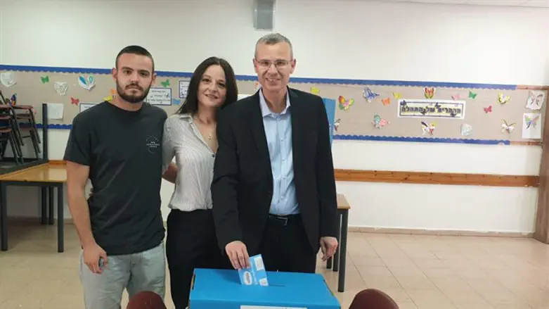 השר לוין עם אשתו ובנו בקלפי