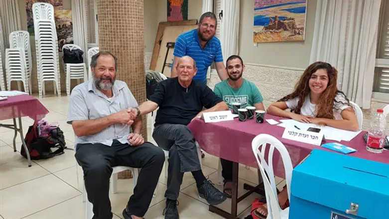 נעם ארנון ויואל מרשק בקלפי בחברון