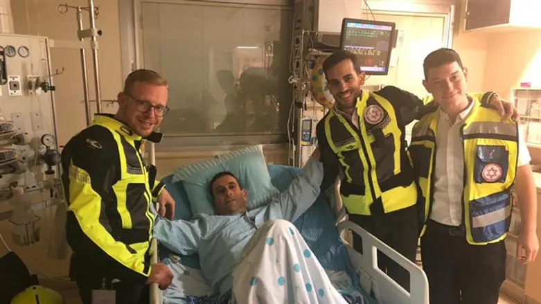 גיל אבישר עם החובשים שהצילו את חייו