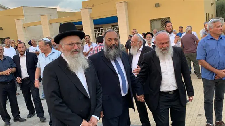 הרב עמיאל (במרכז)