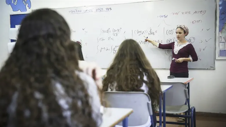 לבנות יש סגנון למידה שונה. שיעור מתמטיקה בהפרדה מגדרית