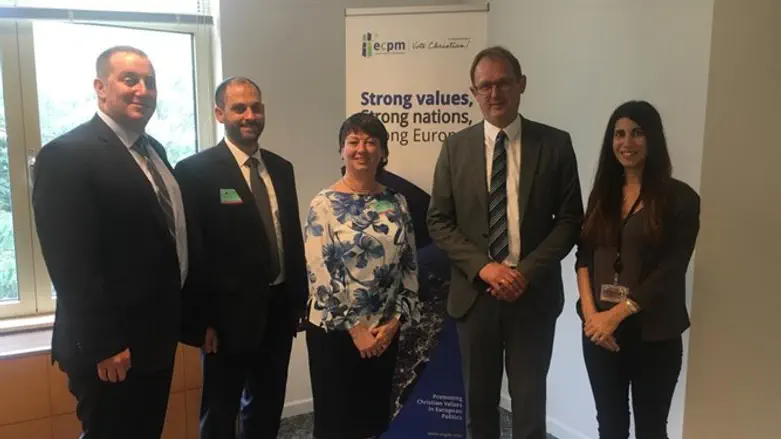 אנשי רגבים עם ברט-ג'אן רוסיין, חבר הוועדה לענייני חוץ בפרלמנט האירופי