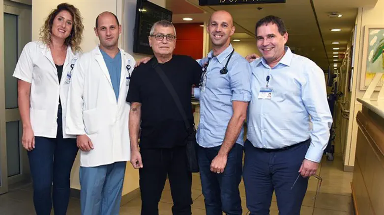 מוטי חן עם הצוות הרפואי שטיפל בו